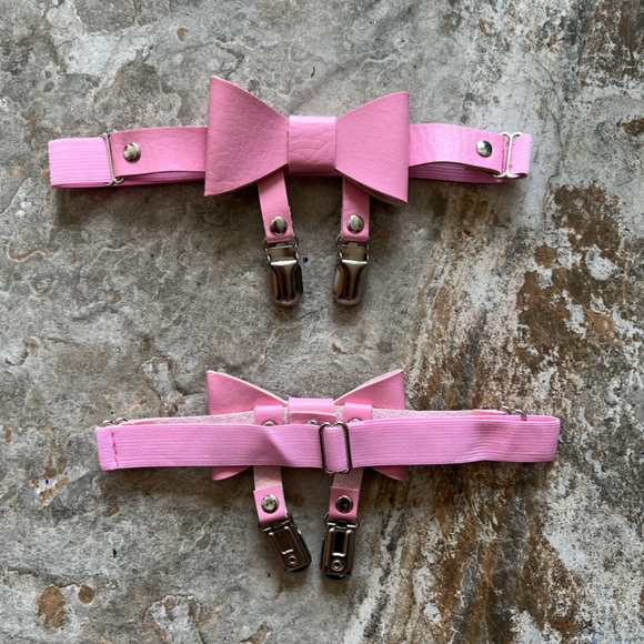 NWOT pink faux leather bow thigh garters adjustable - Picture 2 of 2